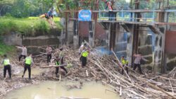 Gerakan Indonesia ASRI, Polres Sukoharjo Bersihkan Bendungan Siluwur dari Sampah