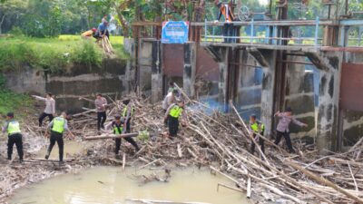 Gerakan Indonesia ASRI, Polres Sukoharjo Bersihkan Bendungan Siluwur dari Sampah
