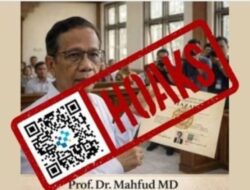 [HOAKS] Foto Mahfud MD Tunjukkan Ijazah Palsu Jokowi di Persidangan