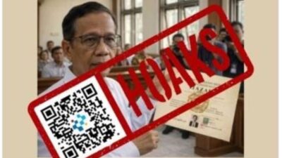 [HOAKS] Foto Mahfud MD Tunjukkan Ijazah Palsu Jokowi di Persidangan