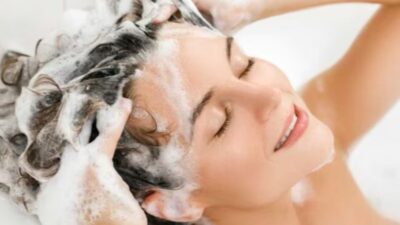 Pulihkan Rambut Kering dan Rapuh dengan 4 Resep Sampo DIY Ini