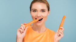 10 Makanan Super untuk Menjaga Kesehatan Mulut Keluarga Anda