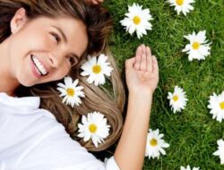 Rambut Kering dan Kusut? Cobalah Gunakan Chamomile untuk Kekuatan dan Kilau Rambut