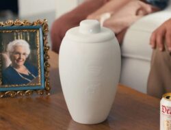 Spotify Luncurkan Speaker Guci Kremasi dan Memutar Daftar Putar