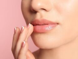 3 Scrub DIY untuk Bibir yang Merah Merona