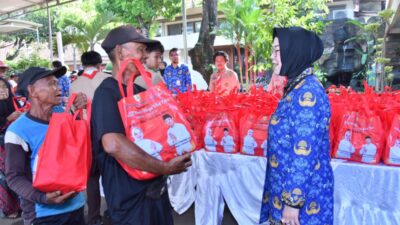 Pemkab Sukoharjo Bagikan 3.250 Paket Sembako, Simbolis Diserahkan Bupati dan Wabup