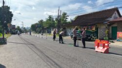 Antisipasi Kepadatan Arus Mudik, Polsek Nguter Pasang Barier di Pertigaan Jembatan Lama