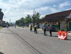 Antisipasi Kepadatan Arus Mudik, Polsek Nguter Pasang Barier di Pertigaan Jembatan Lama