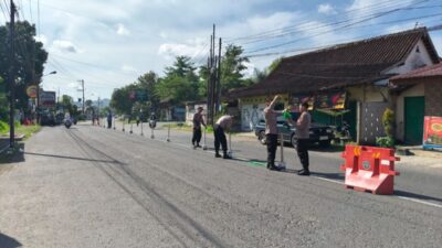Antisipasi Kepadatan Arus Mudik, Polsek Nguter Pasang Barier di Pertigaan Jembatan Lama