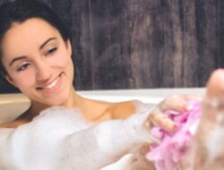 Tinggalkan Mandi Hanya dengan Air Biasa! Sebagai Gantinya, Tambahkan Bahan-bahan Alami Ini dan Rasakan Perbedaannya
