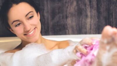 Tinggalkan Mandi Hanya dengan Air Biasa! Sebagai Gantinya, Tambahkan Bahan-bahan Alami Ini dan Rasakan Perbedaannya