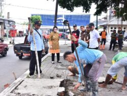 Antisipasi Genangan Alun-alun Sukoharjo, Bupati Tunggui Proses Pengecekan Drainase
