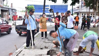 Antisipasi Genangan Alun-alun Sukoharjo, Bupati Tunggui Proses Pengecekan Drainase