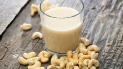 Menggabungkan Susu dan Kacang Mete Dapat Membantu Anda Tidur Nyenyak