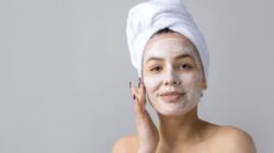 Gunakan Masker Wajah Buatan Sendiri dari Telur dan Lemon Ini untuk Mengurangi Tampilan Garis-garis Halus