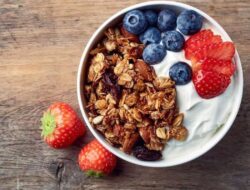 Merasa Stres? Seorang Ahli Gizi Mencantumkan 9 Makanan yang Perlu Ditambahkan Dalam Diet