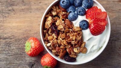 Merasa Stres? Seorang Ahli Gizi Mencantumkan 9 Makanan yang Perlu Ditambahkan Dalam Diet