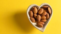 Pertahankan 5 Makanan Ini Dalam Diet Anda untuk Camilan yang Ramah Jantung