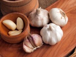 Bawang Putih Sederhana Benar-benar Bisa Menghilangkan Ketombe Anda!