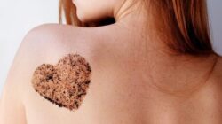 Gunakan Lulur Tubuh Kopi Ini untuk Mengeksfoliasi dan Melembapkan Kulit Anda Sekaligus