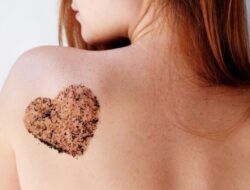 Gunakan Lulur Tubuh Kopi Ini untuk Mengeksfoliasi dan Melembapkan Kulit Anda Sekaligus