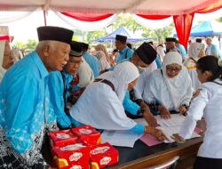 Sebanyak 747 Jemaah Calon Haji Sukoharjo Pamitan Bupati, Terima Bantuan Jasket dan Lauk Pauk
