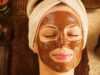 Masker Wajah Cokelat dan Stroberi Ini adalah Spa Wajah Rumahan yang Dibutuhkan Kulit Anda