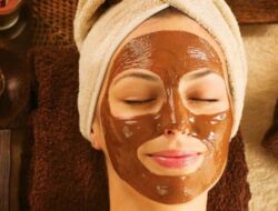 Masker Wajah Cokelat dan Stroberi Ini adalah Spa Wajah Rumahan yang Dibutuhkan Kulit Anda