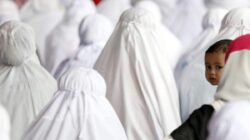 Simak di Sini, Berikut Ini Hukum Shalat Menggendong Anak, Sah atau Tidak?