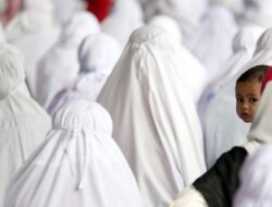 Simak di Sini, Berikut Ini Hukum Shalat Menggendong Anak, Sah atau Tidak?