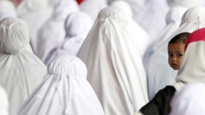 Simak di Sini, Berikut Ini Hukum Shalat Menggendong Anak, Sah atau Tidak?