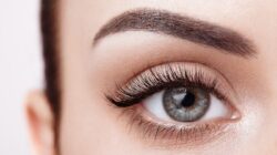 Dapatkan Bulu Mata Tebal dan Panjang tanpa Maskara dengan Serum DIY Ini