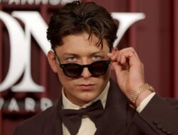 Pencarian James Bond: Bintang ‘Sunset Boulevard’ Tom Francis Mengikuti Audisi untuk Menjadi 007 Berikutnya