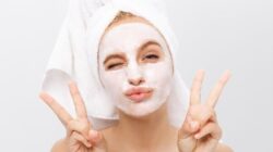 Rahasia Kulit Bercahaya? Uap Wajah Anda dan Aplikasikan Masker Wajah Buatan Sendiri Ini