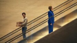 Review ‘Ladies First’: Sacha Baron Cohen dan Rosamund Pike Bertukar Peran dalam Komedi Pertarungan Antar Jenis Kelamin yang Terasa Usang