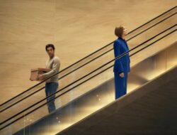 Review ‘Ladies First’: Sacha Baron Cohen dan Rosamund Pike Bertukar Peran dalam Komedi Pertarungan Antar Jenis Kelamin yang Terasa Usang