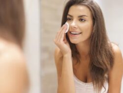 7 Bahan Dapur yang Bisa Berfungsi Ganda sebagai Penghapus Makeup Alami Terbaik