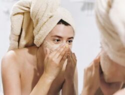 Tinggalkan Highlighter dan Buat Kulit Anda Bersinar dengan Scrub Almond DIY Ini