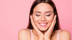 Cerahkan Kulit Anda Seketika di Rumah dengan 5 Masker Wajah Berbahan Bunga Ini