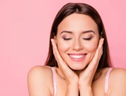 Cerahkan Kulit Anda Seketika di Rumah dengan 5 Masker Wajah Berbahan Bunga Ini