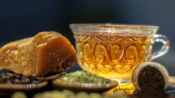 Awali Hari Anda dengan Air Gula Merah Panas dan Sambut Penurunan Berat Badan serta Kesehatan Usus yang Lebih Baik