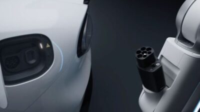 Xiaomi Luncurkan Lengan Robot Tanpa Tangan yang Mengisi Daya Kendaraan Listrik Secara Otomatis