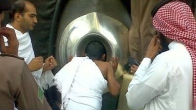 Cek di Sini, Berikut Ini Arti Mimpi Mencium Hajar Aswad