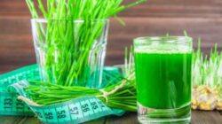 Dapatkan Kulit Bercahaya dan Turunkan Berat Badan Secara Alami dengan Jus Rumput Gandum
