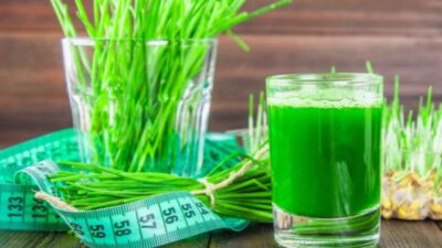 Dapatkan Kulit Bercahaya dan Turunkan Berat Badan Secara Alami dengan Jus Rumput Gandum