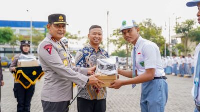 Sambut Hari Bhayangkara ke-80, Kapolda Jateng dan Forkopimda Sukoharjo Bagikan 1.000 Pasang Sepatu Gratis untuk Pelajar