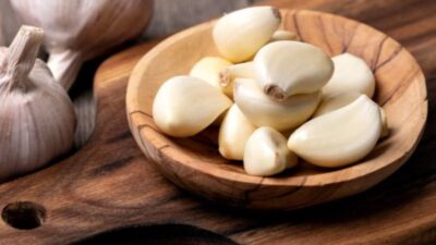 Makan Bawang Putih Mentah Setiap Hari Saat Perut Kosong dan Dapatkan Stamina dan Kulit yang Lebih Baik