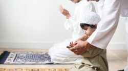 Cek di Sini, Berikut Ini Penjelasan tentang Hukum Membawa Anak Kecil ke Masjid
