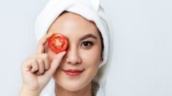Atasi Jerawat dengan 3 Masker Wajah Tomat Mudah untuk Kulit Berjerawat