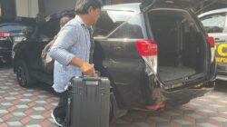 KPK Geledah Kantor Bupati Sukoharjo, Penyidik Keluar dengan Tiga Koper Hitam